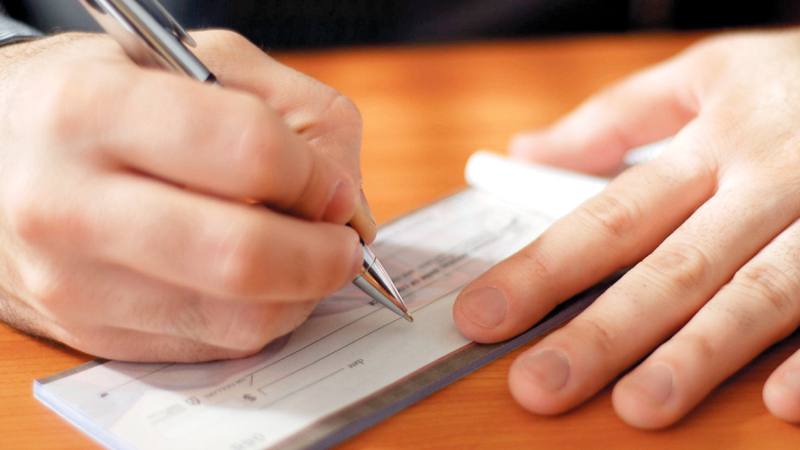 «المركزي» يلزم البنوك بقبول الشيكات المؤرخة بـ«20»